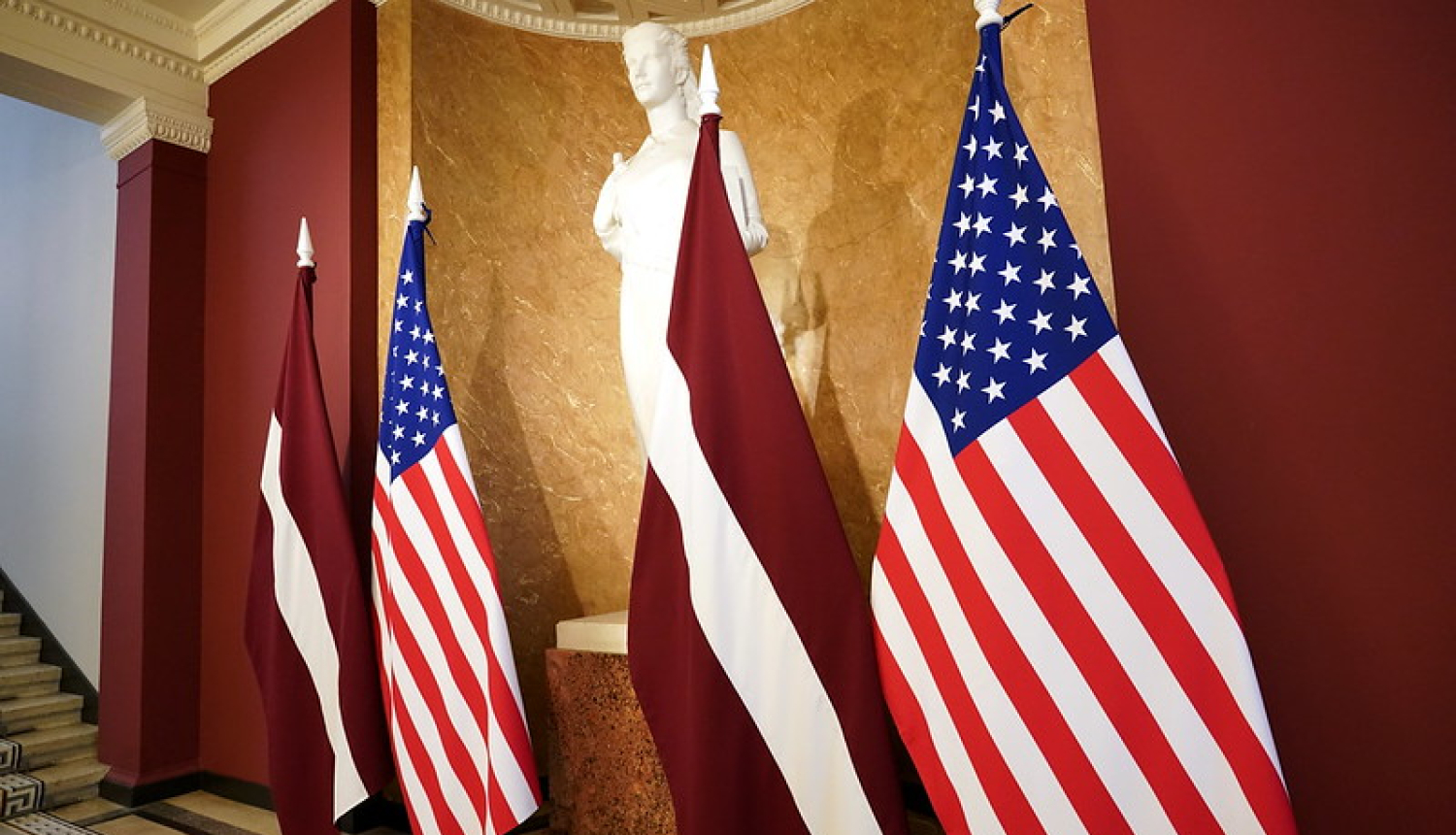 Latvijas un ASV karogi MK 1. stāva vestibilā