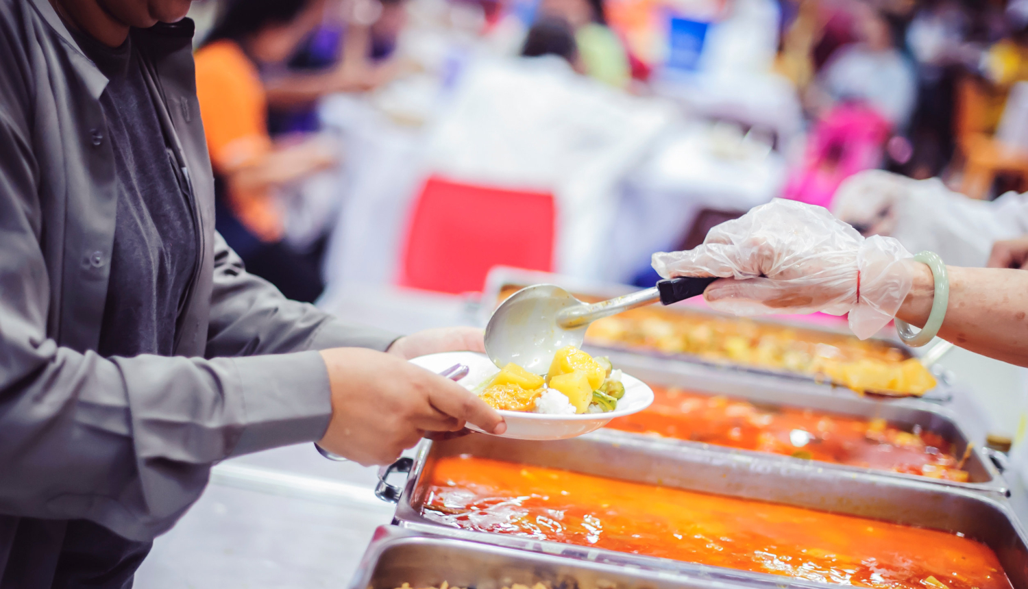 Zupas virtuve, cilvēkam pasniedz ēdiena šķīvi