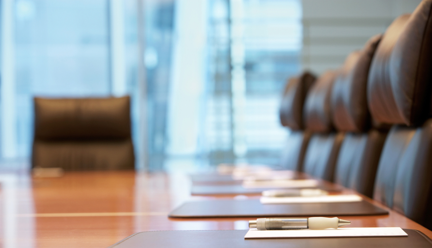 Galds, krēsli, konferenču telpa