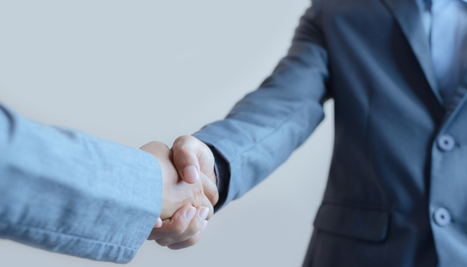 2 cilvēki sarokojas. 