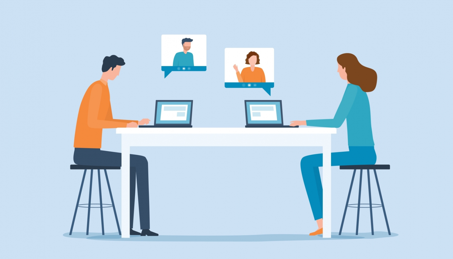 Vizuālis: vīrietis un sieviete sēž pie galda  un piedalās attālinātā sapulcē. Uz galda ir 2 datori. 