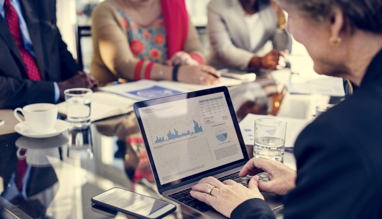 Darba vide, cilvēki strādā ar datoru