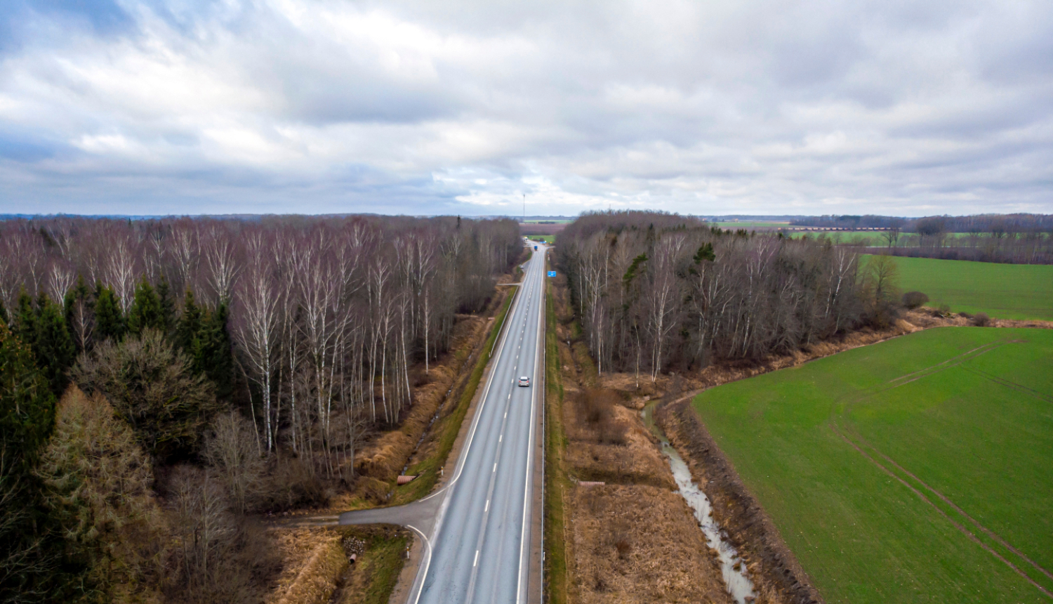Skats no gaisa uz braucošām automašīnām uz šosejas