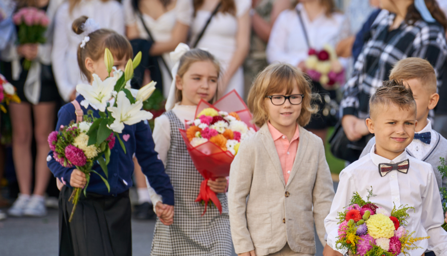 Bērni ar ziediem 1. septembrī