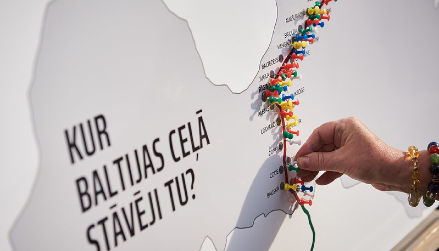 Foto: Latvijas kartes kontūra un atzīmes, kur stāvēja Baltijas ceļa dalībnieki