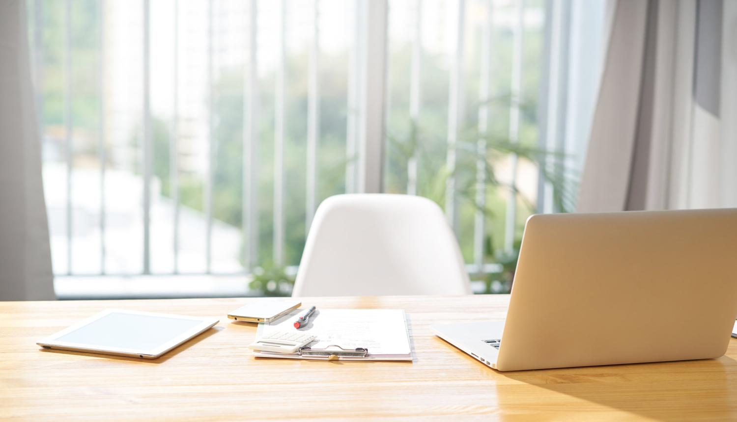 Biroja telpa ar galdu un krēslu