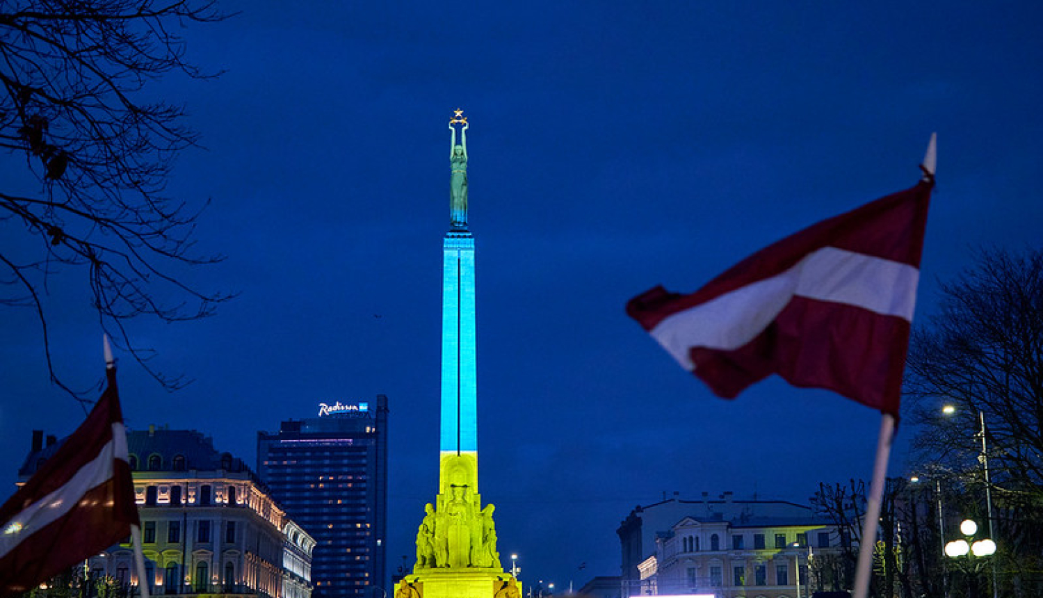 Brīvības piemineklis izgaismots Ukrainas karoga krāsās