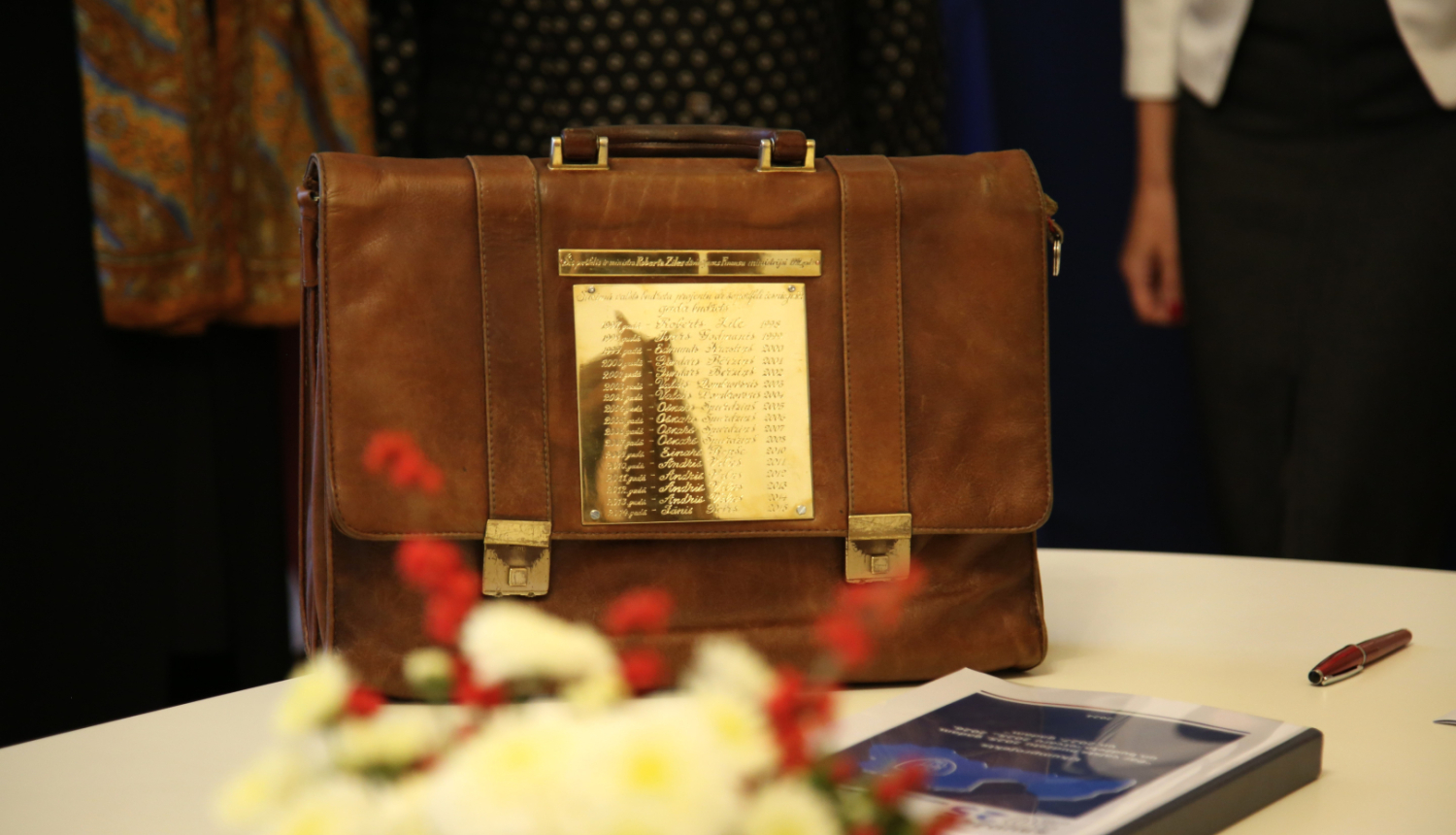 Finanšu ministrijas brūnais ādas portfelis, kurā tradicionāli uz Saeimu iesniegšanai tiek nests valsts gada budžeta likumprojekts