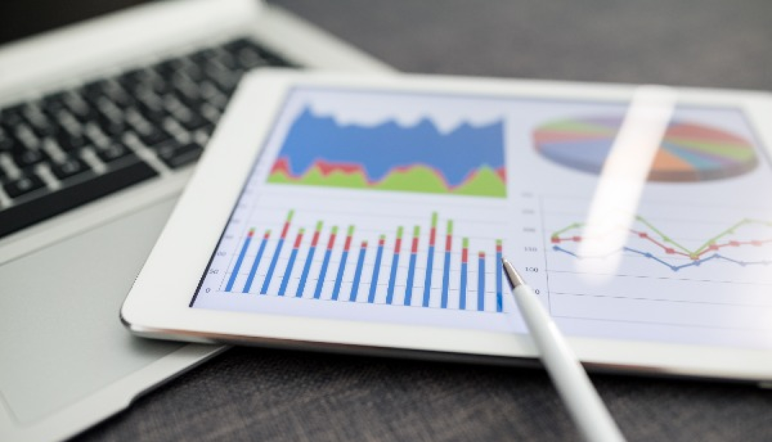 Diagrammas un finanšu rādītāji uz planšetes datora