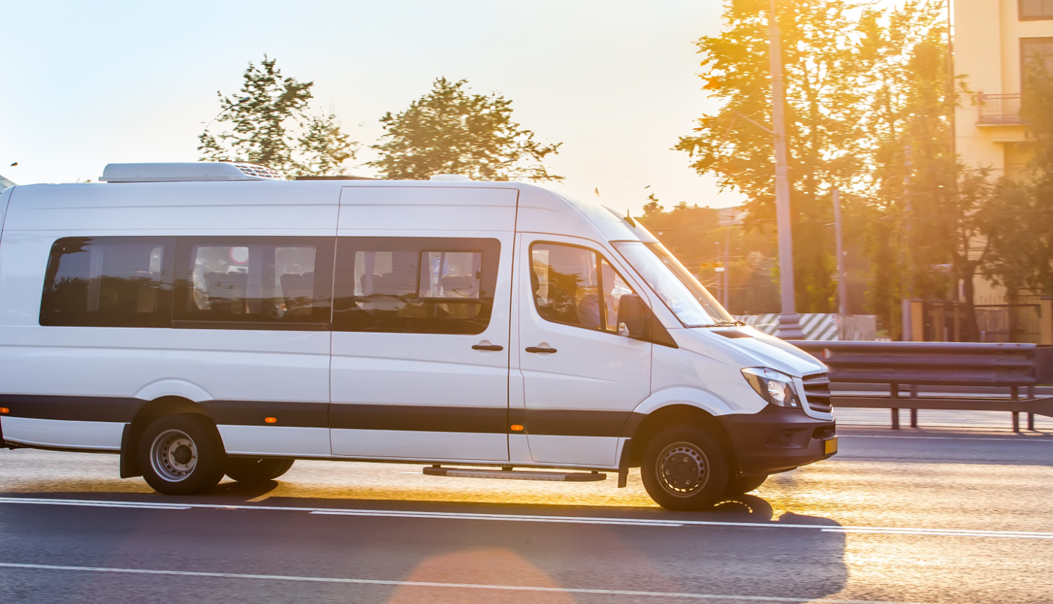 Balts pasažieru mikroautobuss