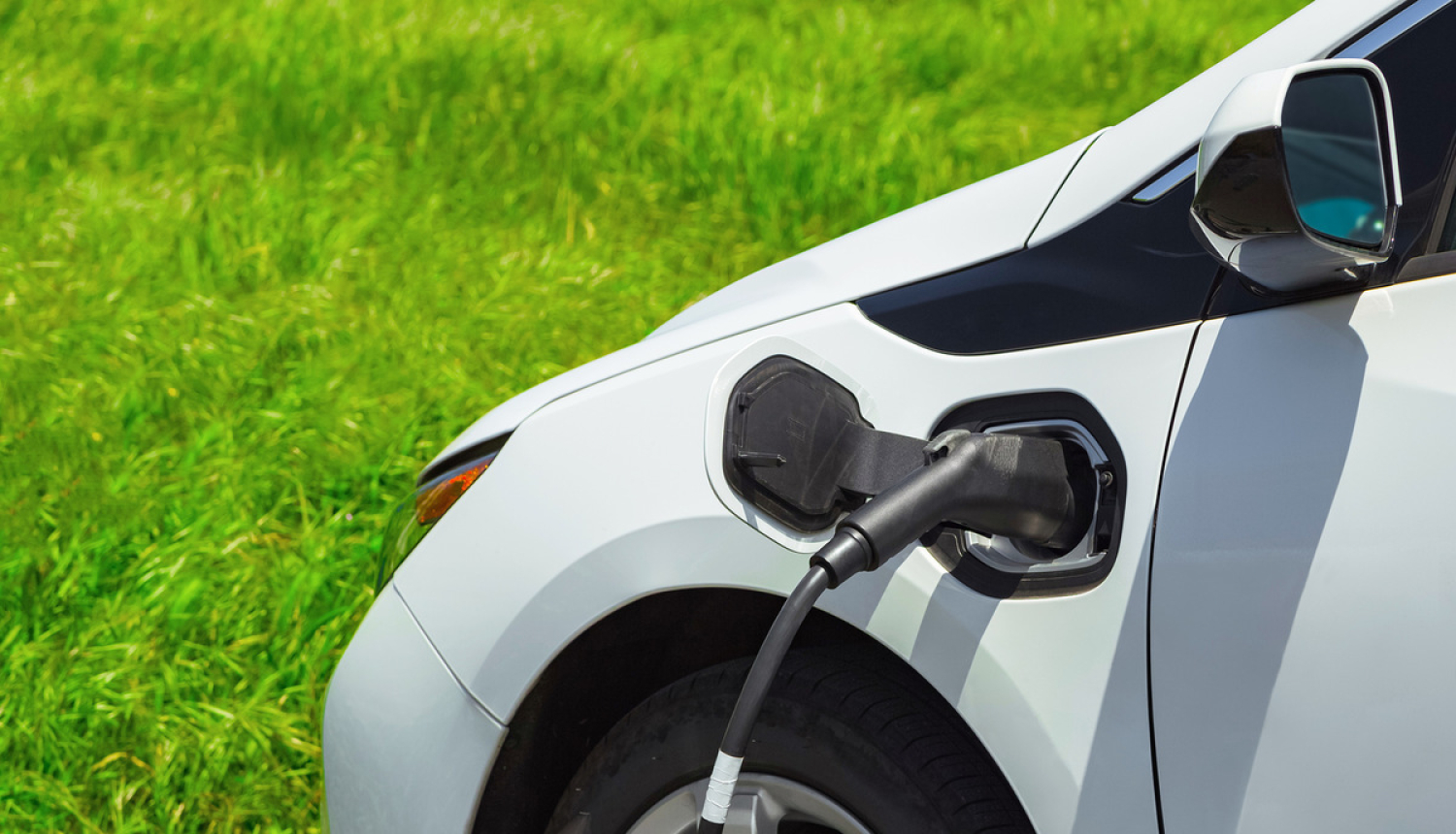 Valdība apstiprina maksu par elektroauto uzlādi