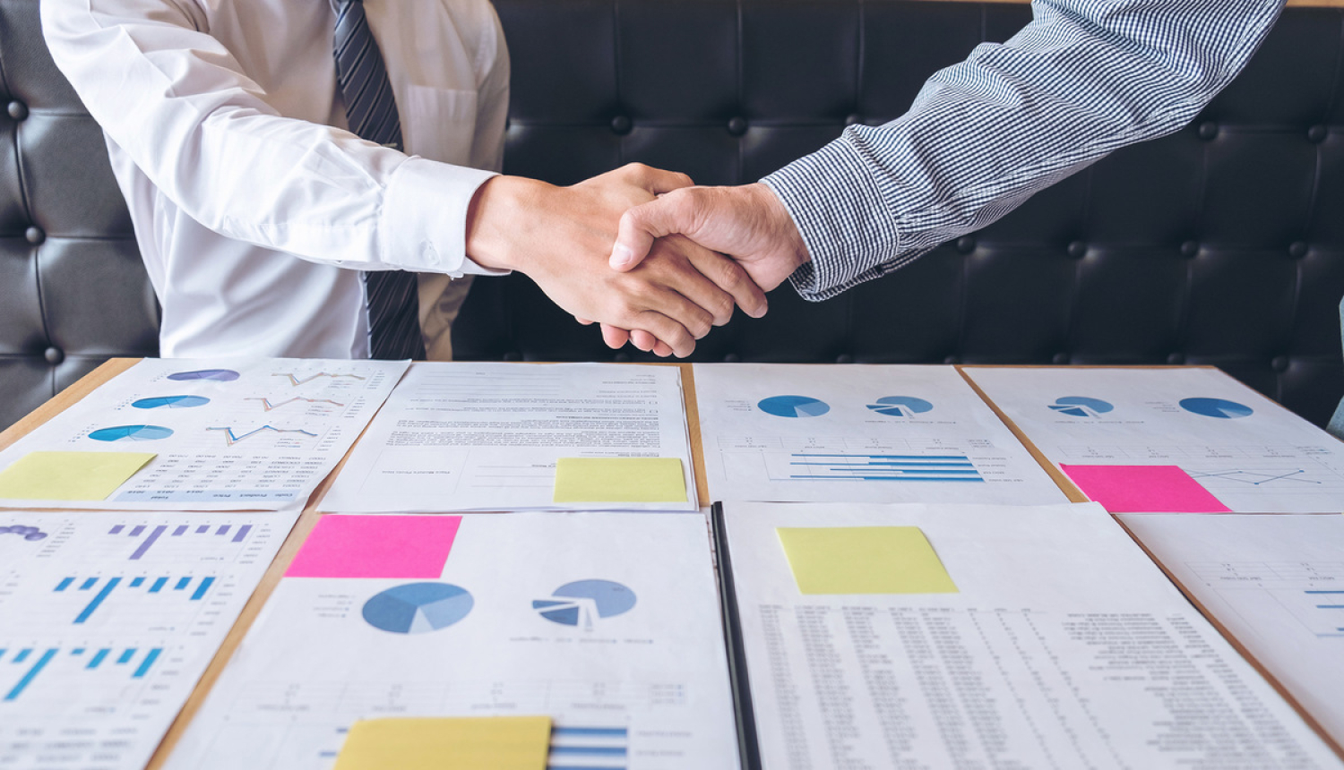 Atvieglo uzņēmēju iesaisti darba vidē balstītās mācībās