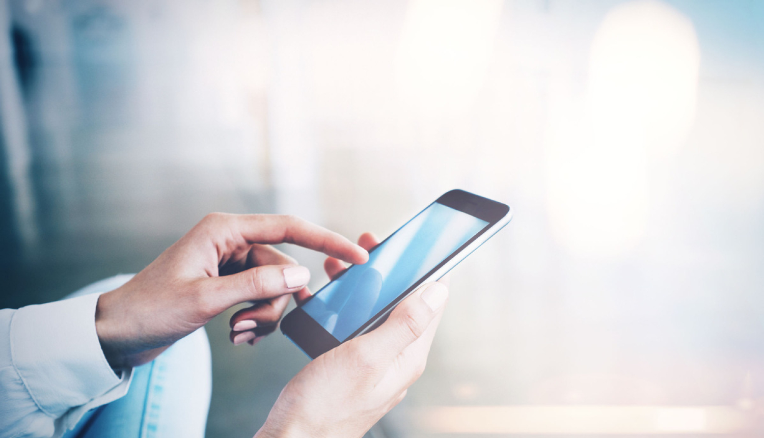 Ieceļotājus par pašizolācijas prasību informēs, nosūtot īsziņu