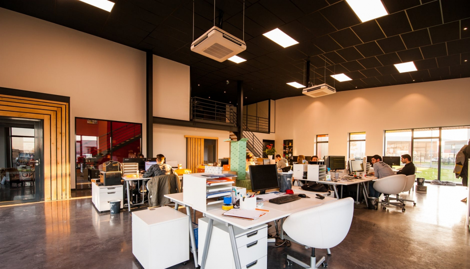 Ofisa telpas ar darbiniekiem