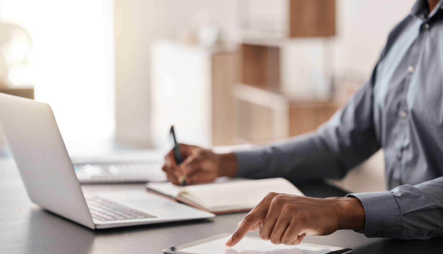 Cilvēks strādā pie galda birojā