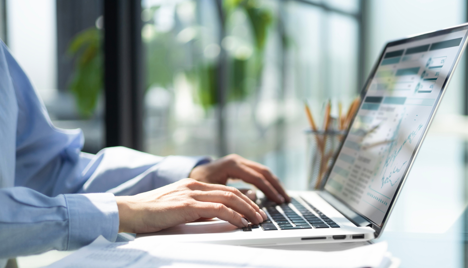 Cilvēka rokas raksta uz klēpjdatora