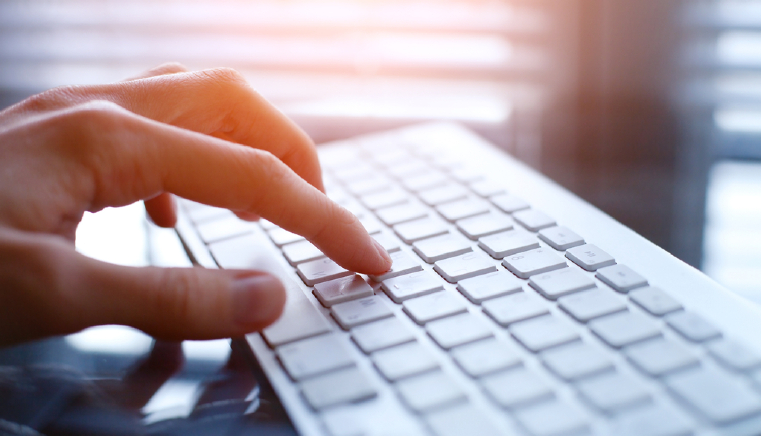 Sievietes roka uz datora klaviatūras