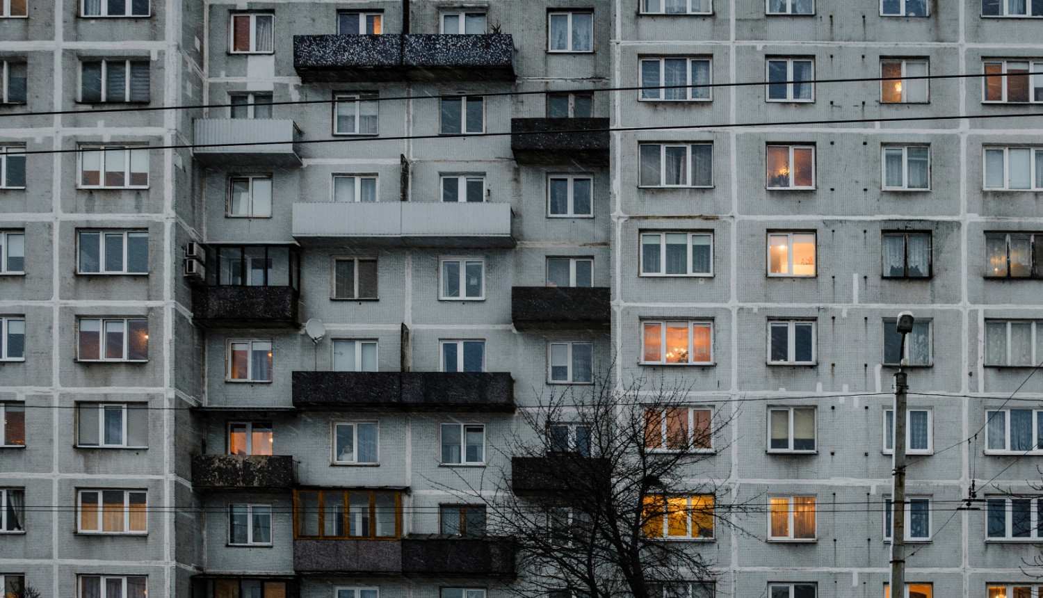 Daudzdzīvokļu nama fasāde