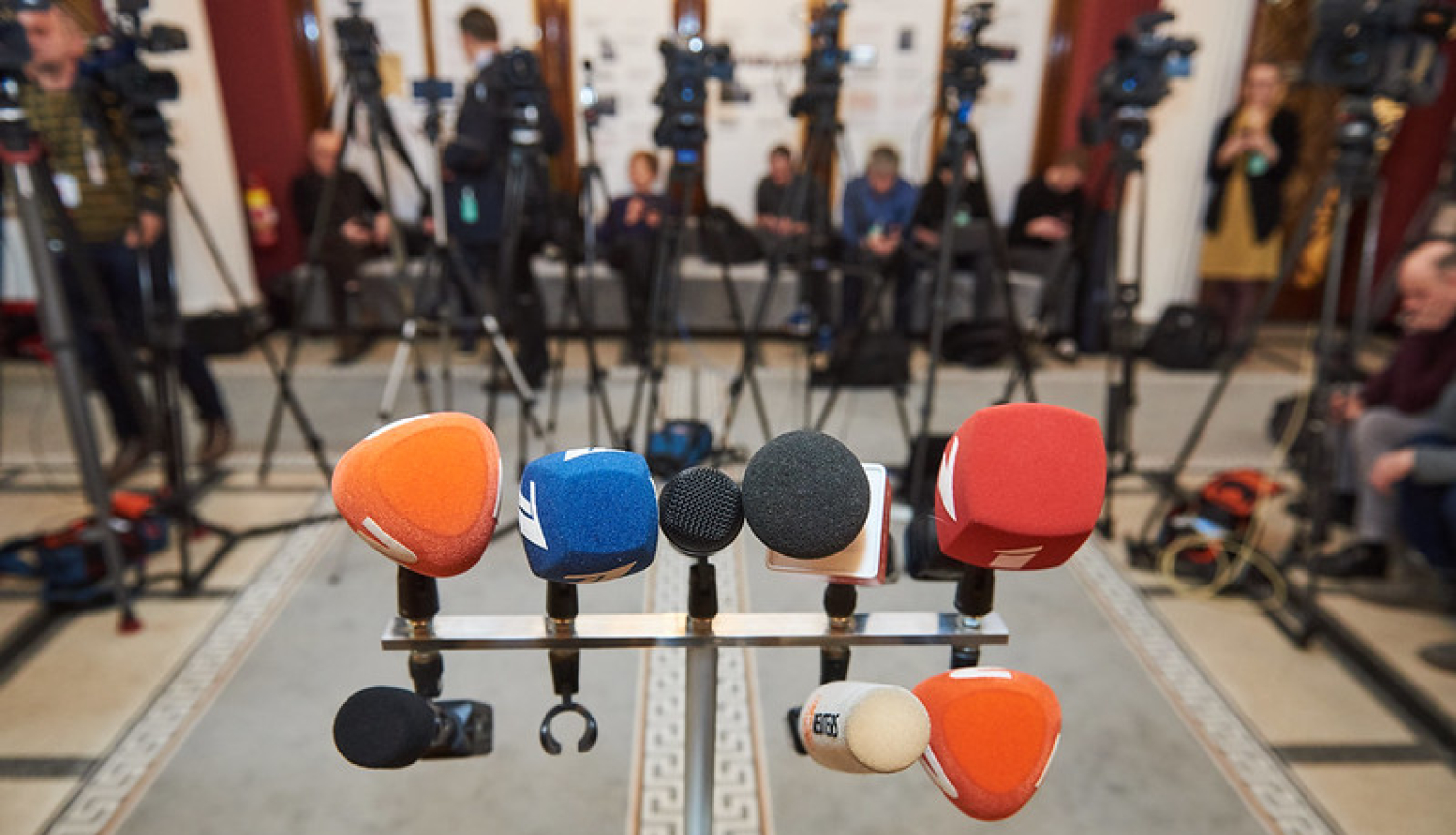 ilustratīvs attēls: dažādu mediju mikrofoni statīvā; avots: Valsts kanceleja