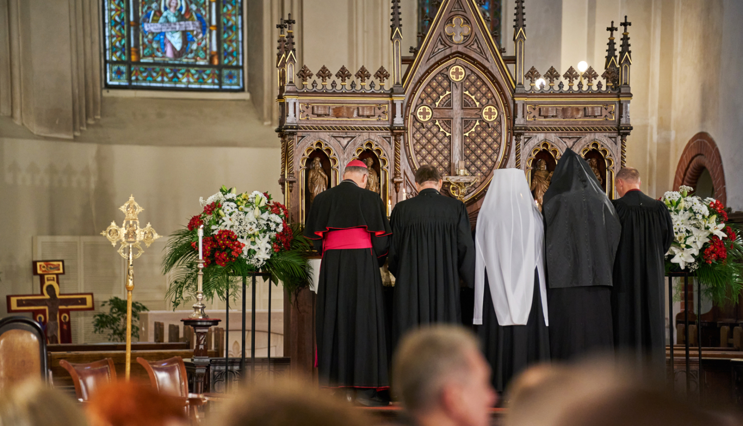 Dažādu reliģisko konfesiju mācītāji pie baznīcas altāra ekumēniskajā dievkalpojumā