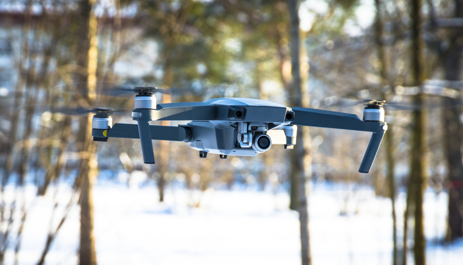 Drons uz ziemīga fona