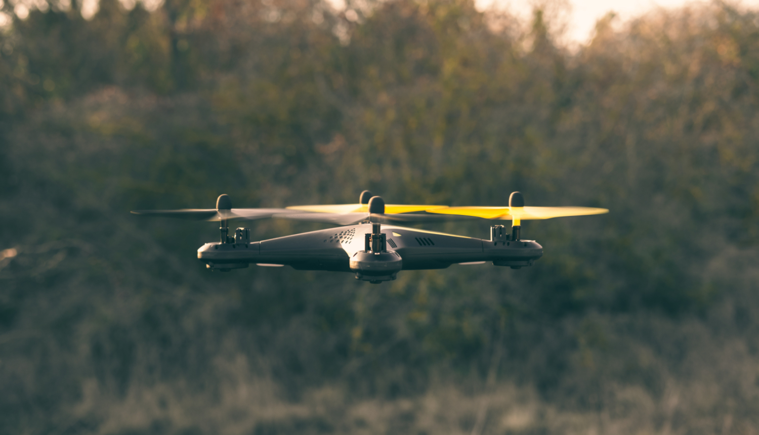 Zemu virs zemes lidojošs drons