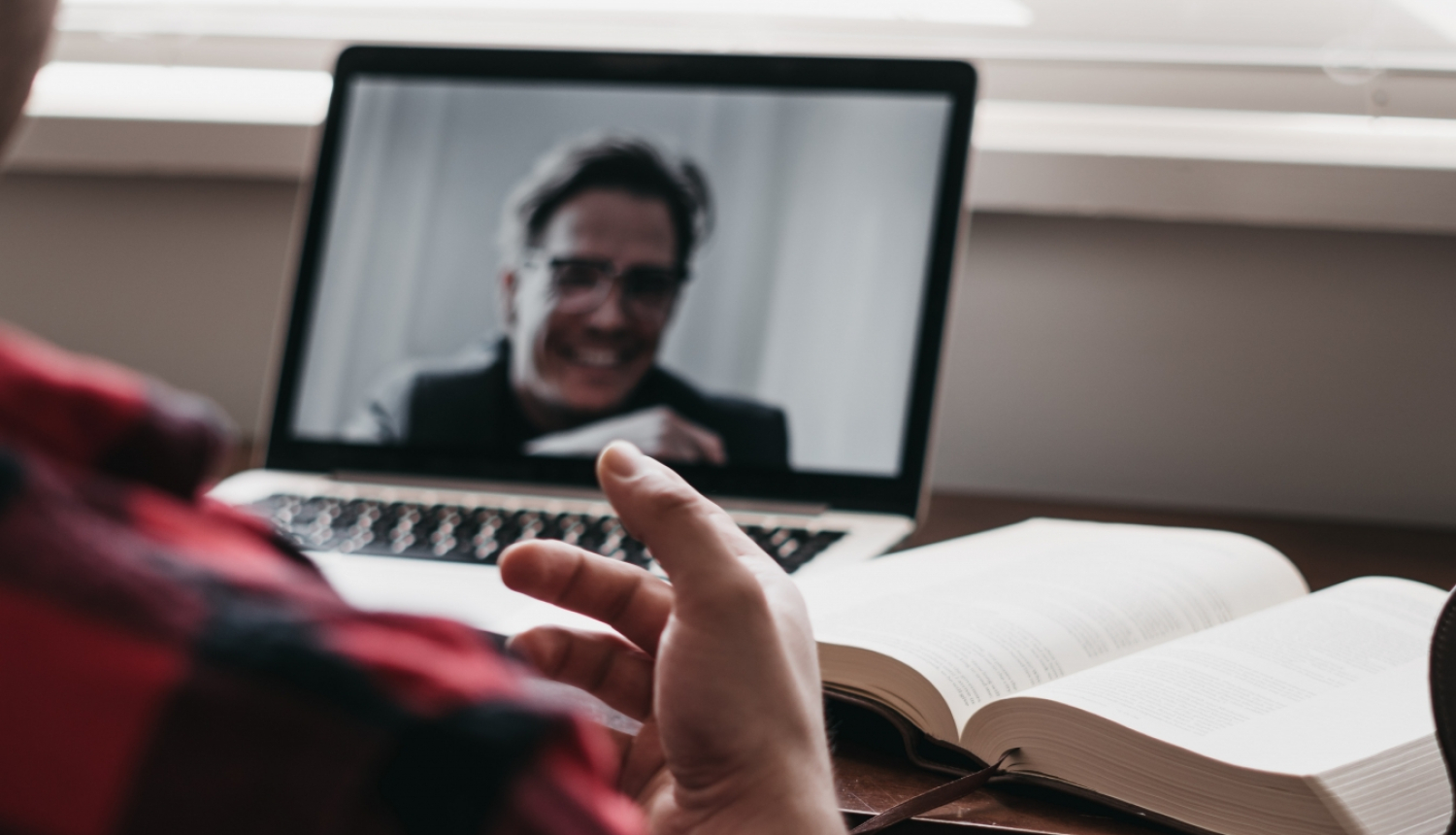 Vīrietis datora ekrānā