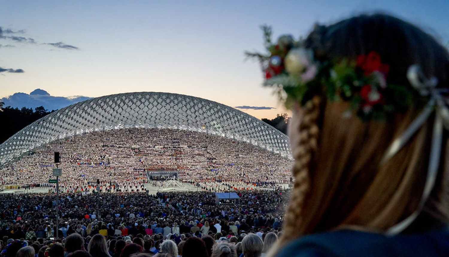 Skats uz estrādi Mežaparkā, kur notiek Vispārējo latviešu dziesmu un deju svētki. 