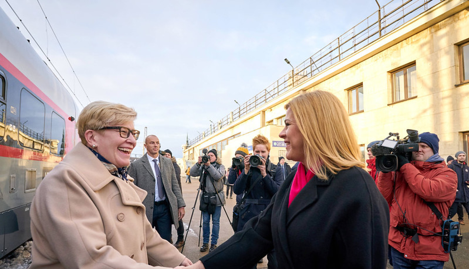 E.Siliņa un I.Šimonīte Rīgas dzelzceļa stacijā