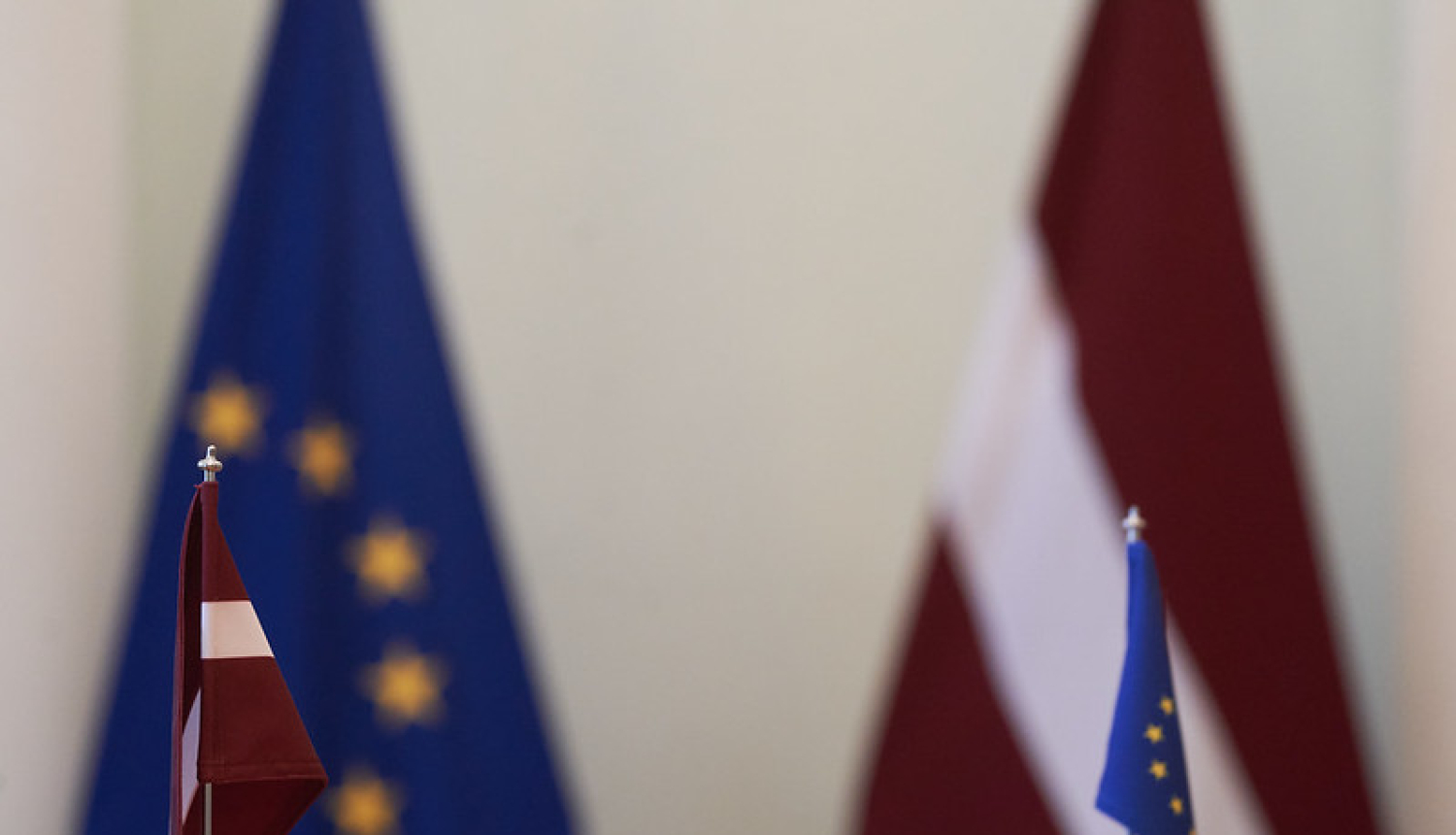 Eiropas Savienības un Latvijas karogi