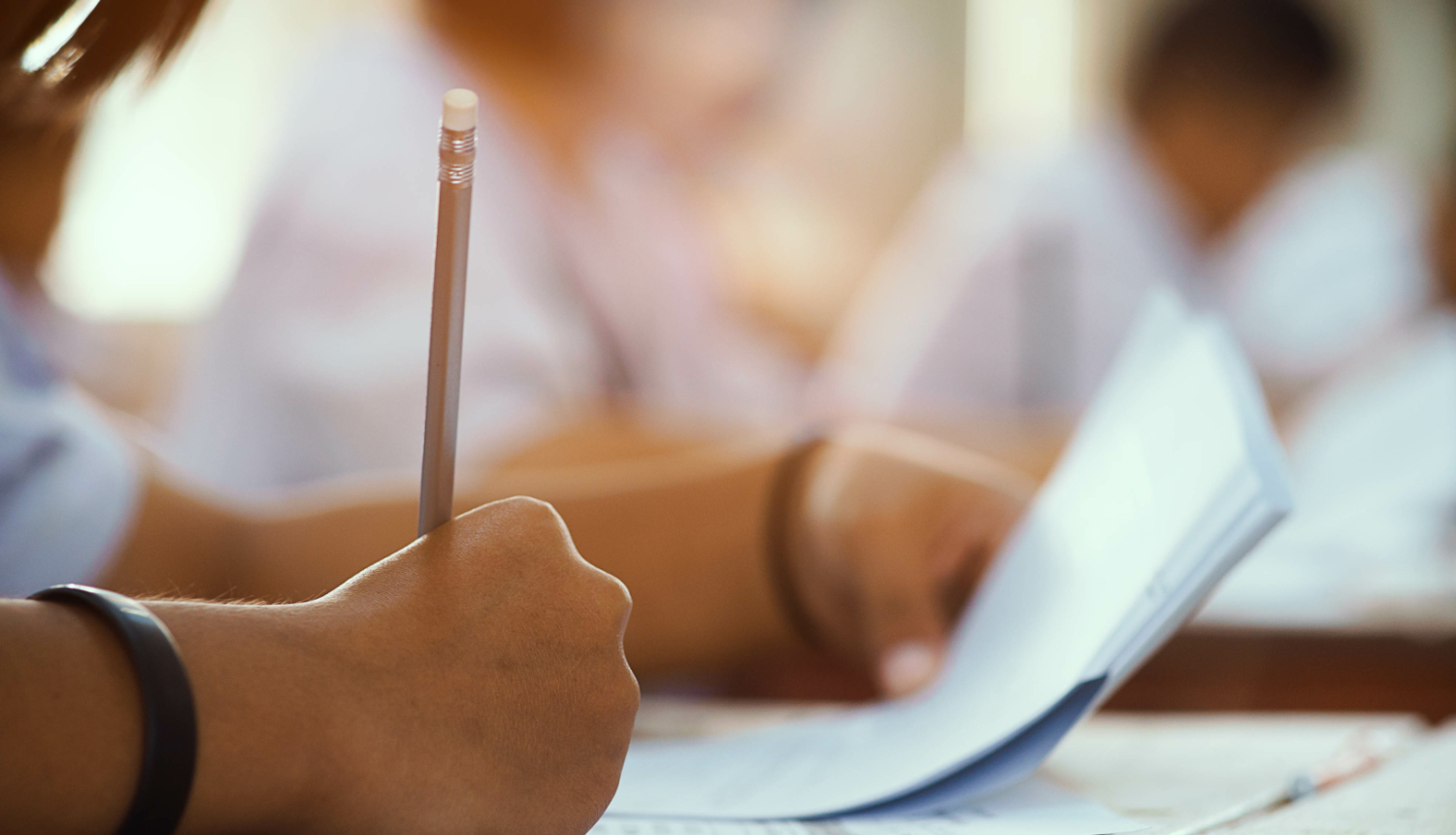 Skolēns pilda eksāmena uzdevumu