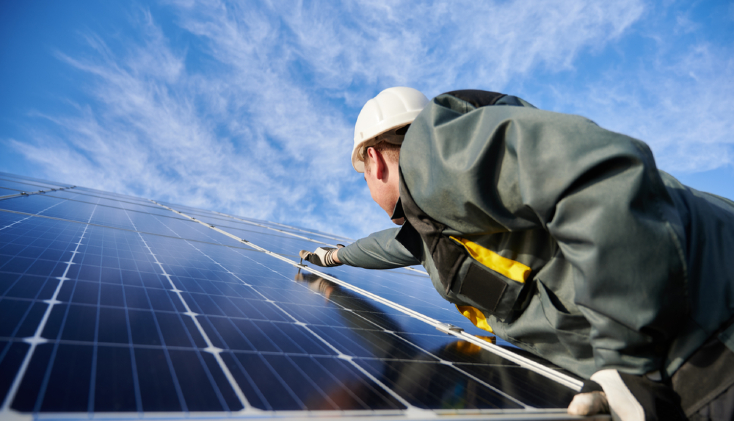 Strādnieks darbojas ar saules paneli.