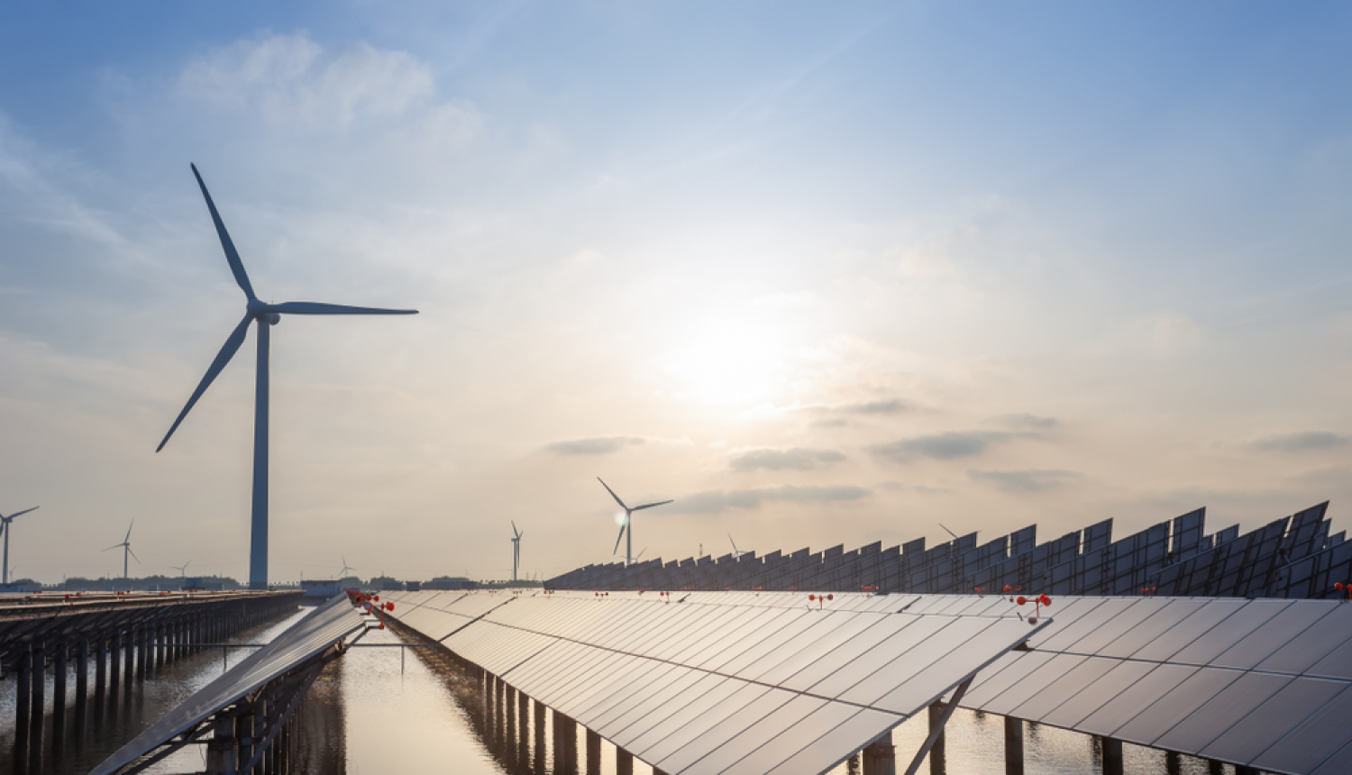 Vēja turbīnas, saules paneļi