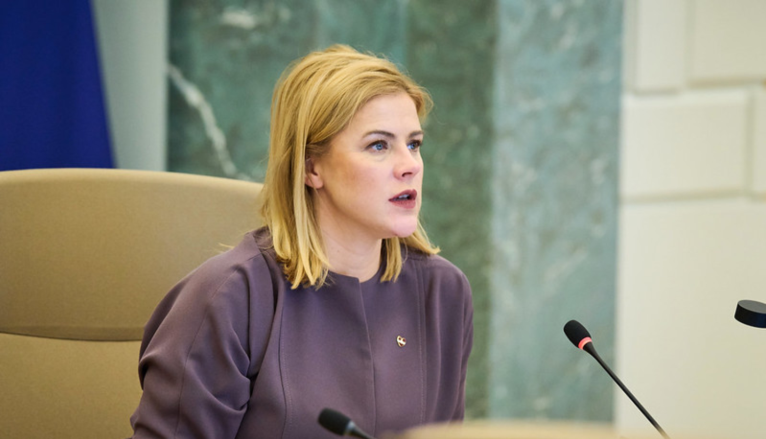 Ministru prezidente Evika Siliņa pie galda Ministru kabineta sēžu zālē