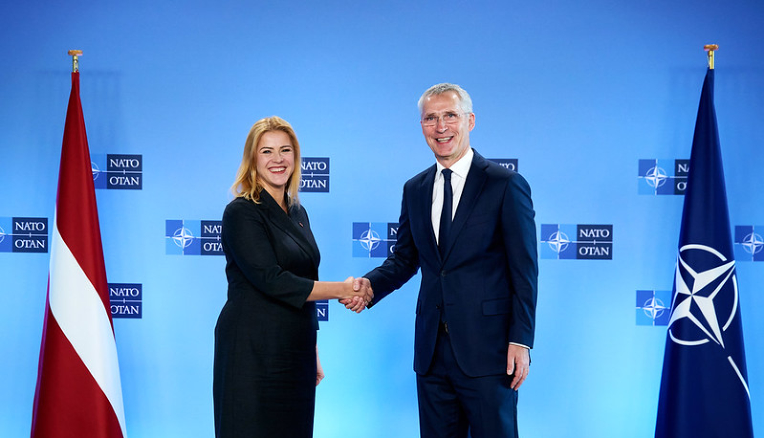 Ministru prezidente Evika Siliņa sarokojas ar NATO ģenerālsekretāru Jensu Stoltenbergu