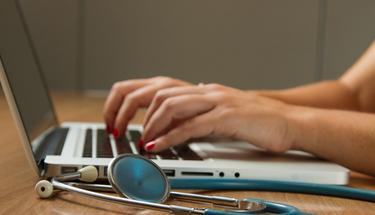 Izskata informatīvo ziņojumu par veselības nozares informācijas sistēmu modernizāciju