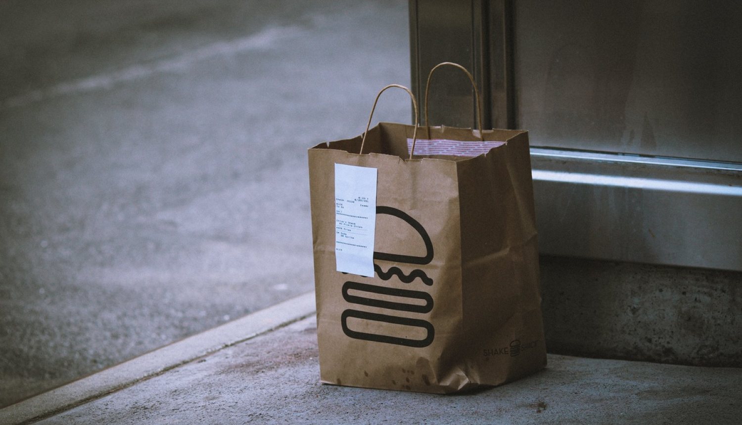 Brīvdienu mājsēdes laikā saīsināts sabiedriskās ēdināšanas un citu pakalpojumu klātienes darba laiks