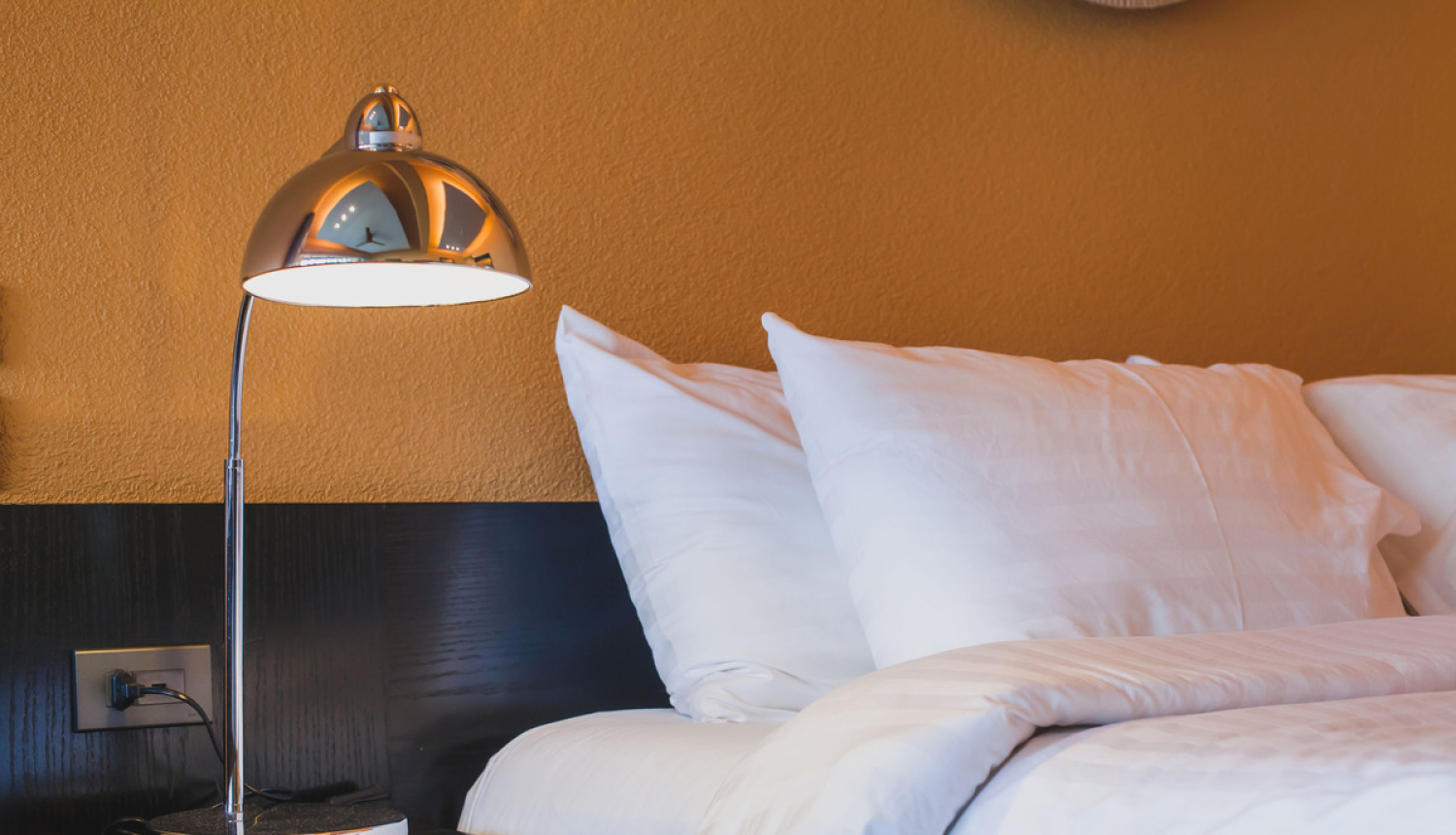 Valsts segs privātpersonām pašizolācijas izdevumus Latvijas viesnīcās