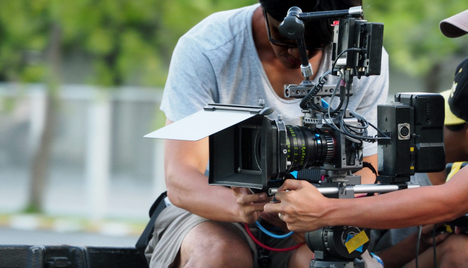 Divi vīrieši strādā ar filmu kameru