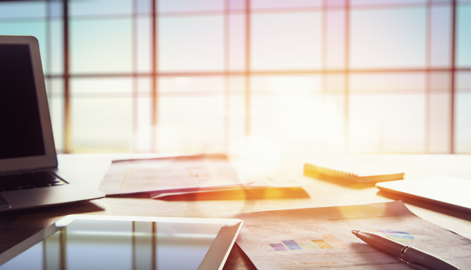 Uz galda dators, dokumenti