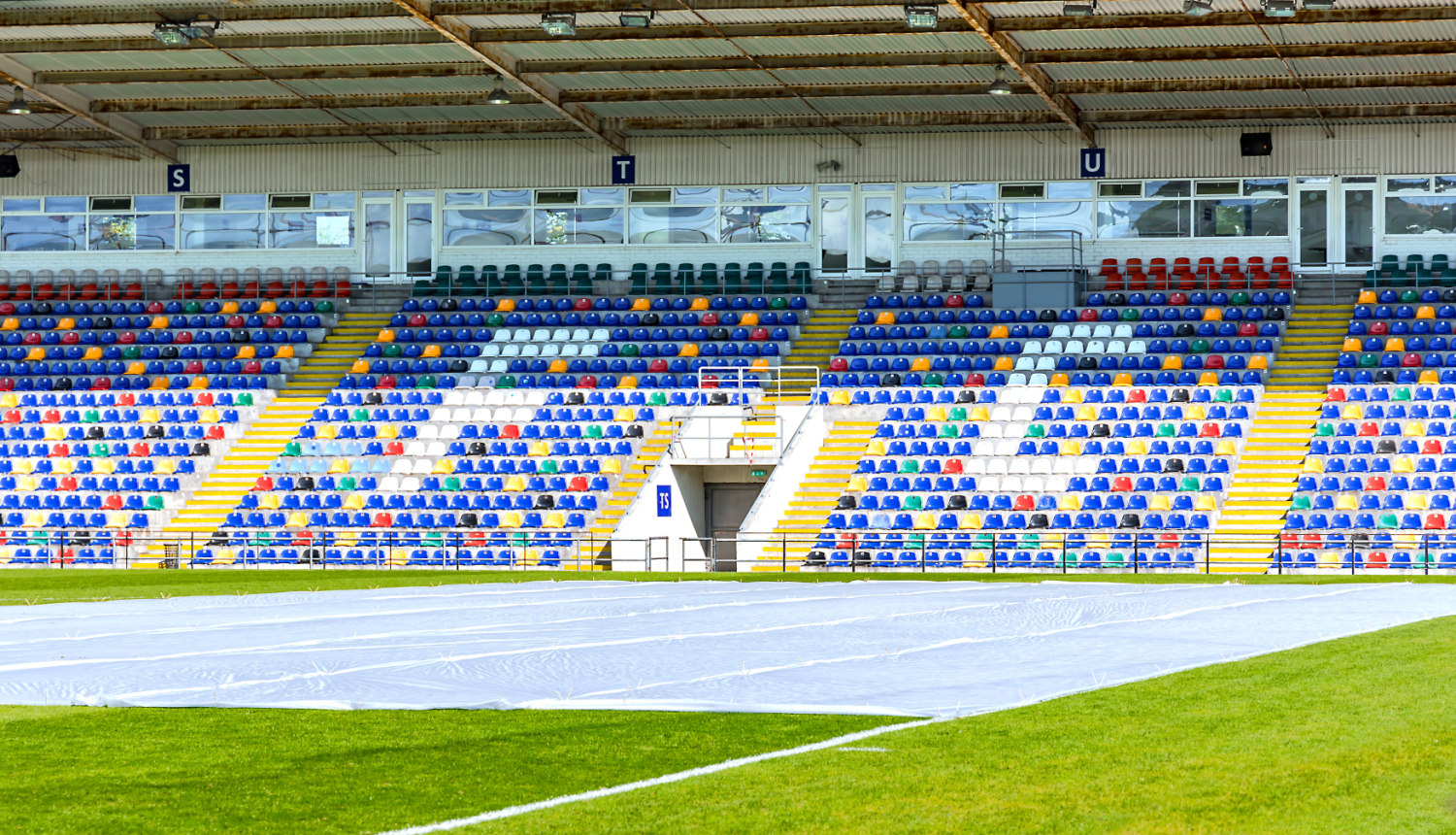 Futbola stadions, tribīnes ar krāsainām sēdvietām