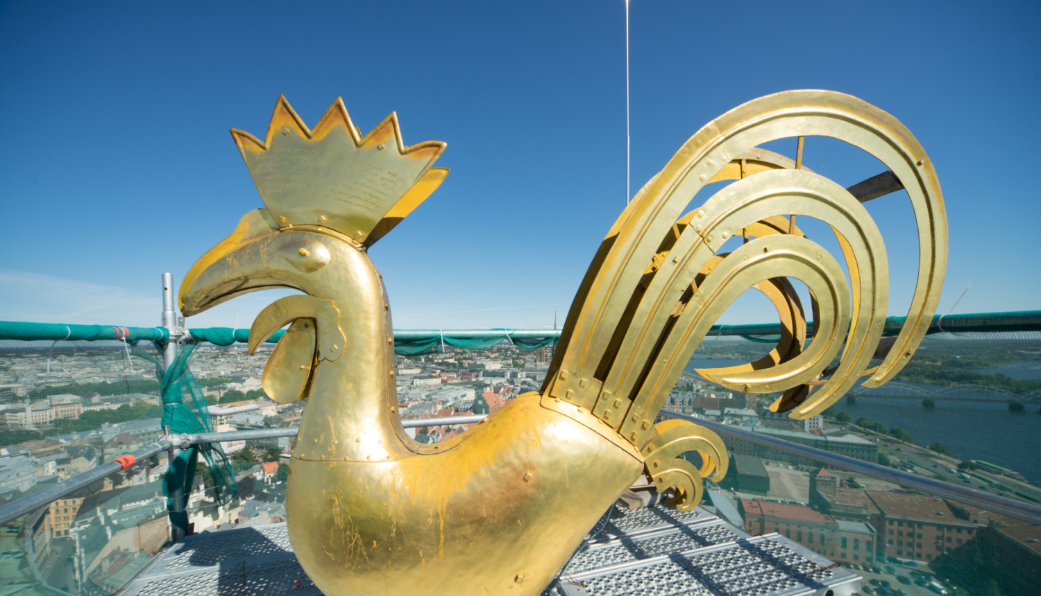 Zelta gailis baznīcas tornī rekonstrukcijas laikā