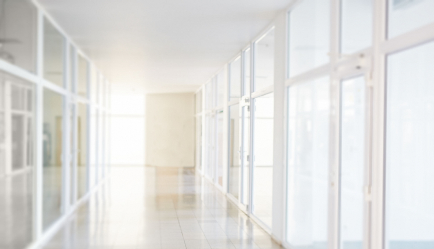 Gaišs gaitenis biroja ēkā