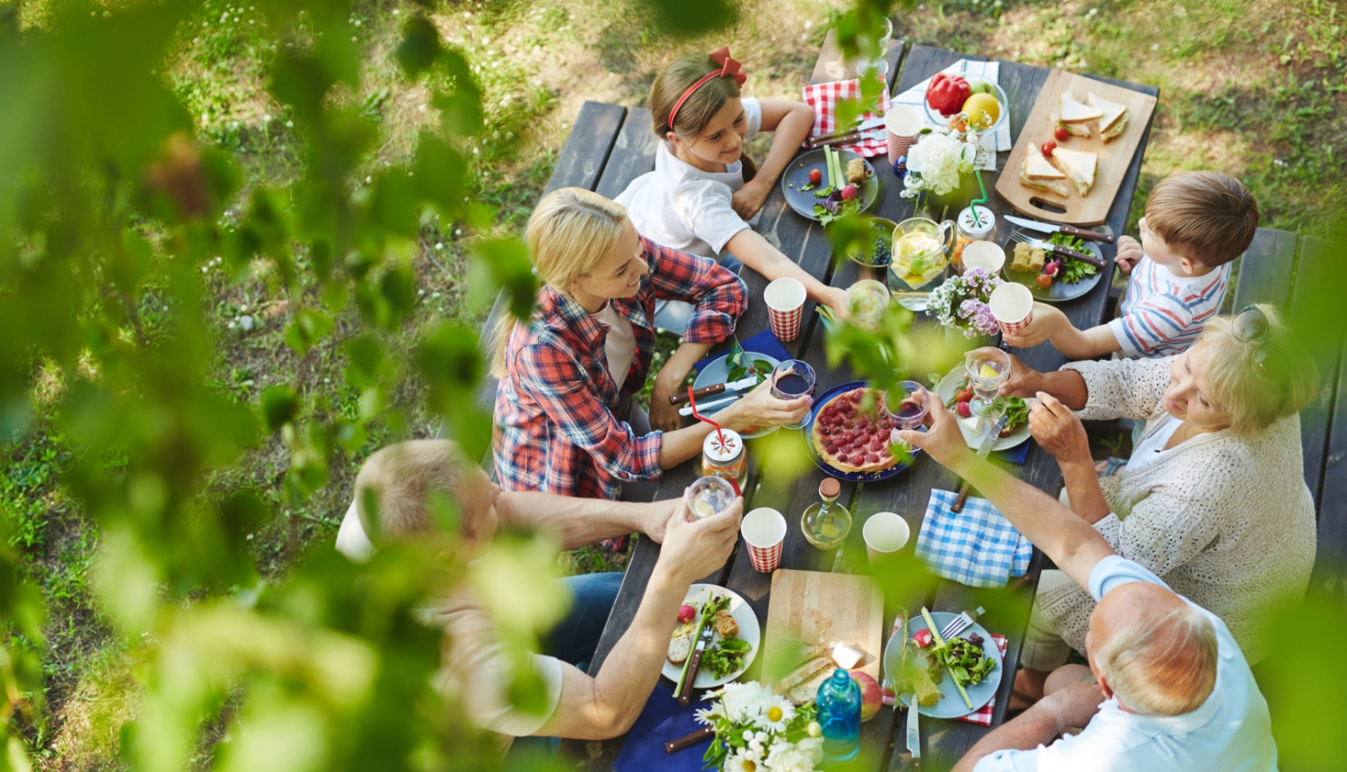 Ģimene pusdieno dārzā