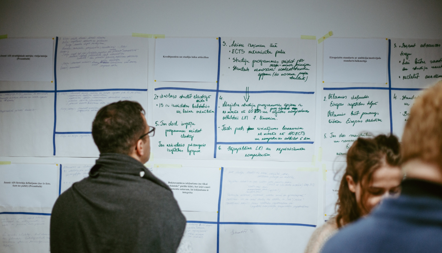 Izglītības un zinātnes ministrijas darbinieki  Inovācijas laboratorijā - notiek ideju sprints. 