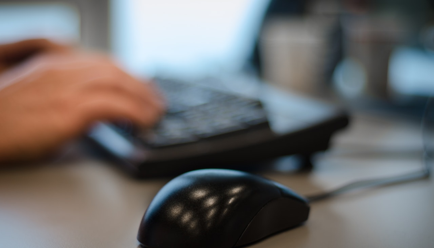 Sieviete lieto datoru ar peli