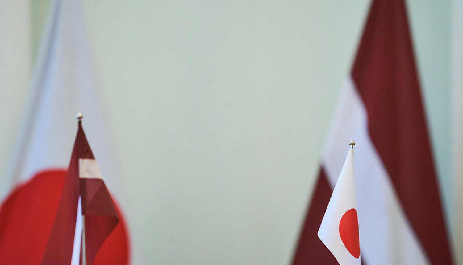 Japānas un Latvijas karogi