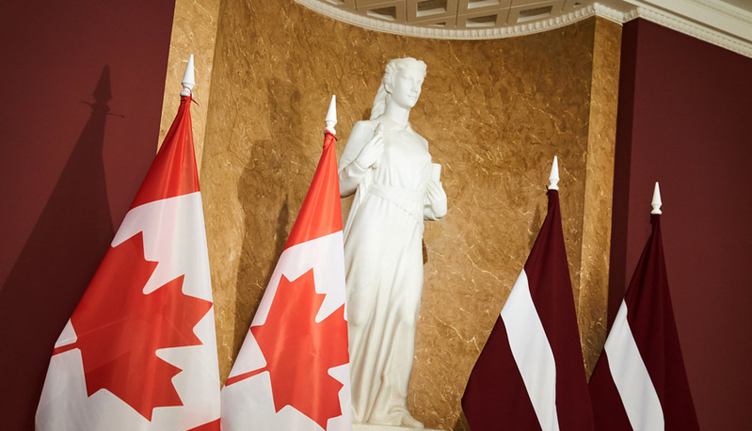 Kanādas un Latvijas karogi