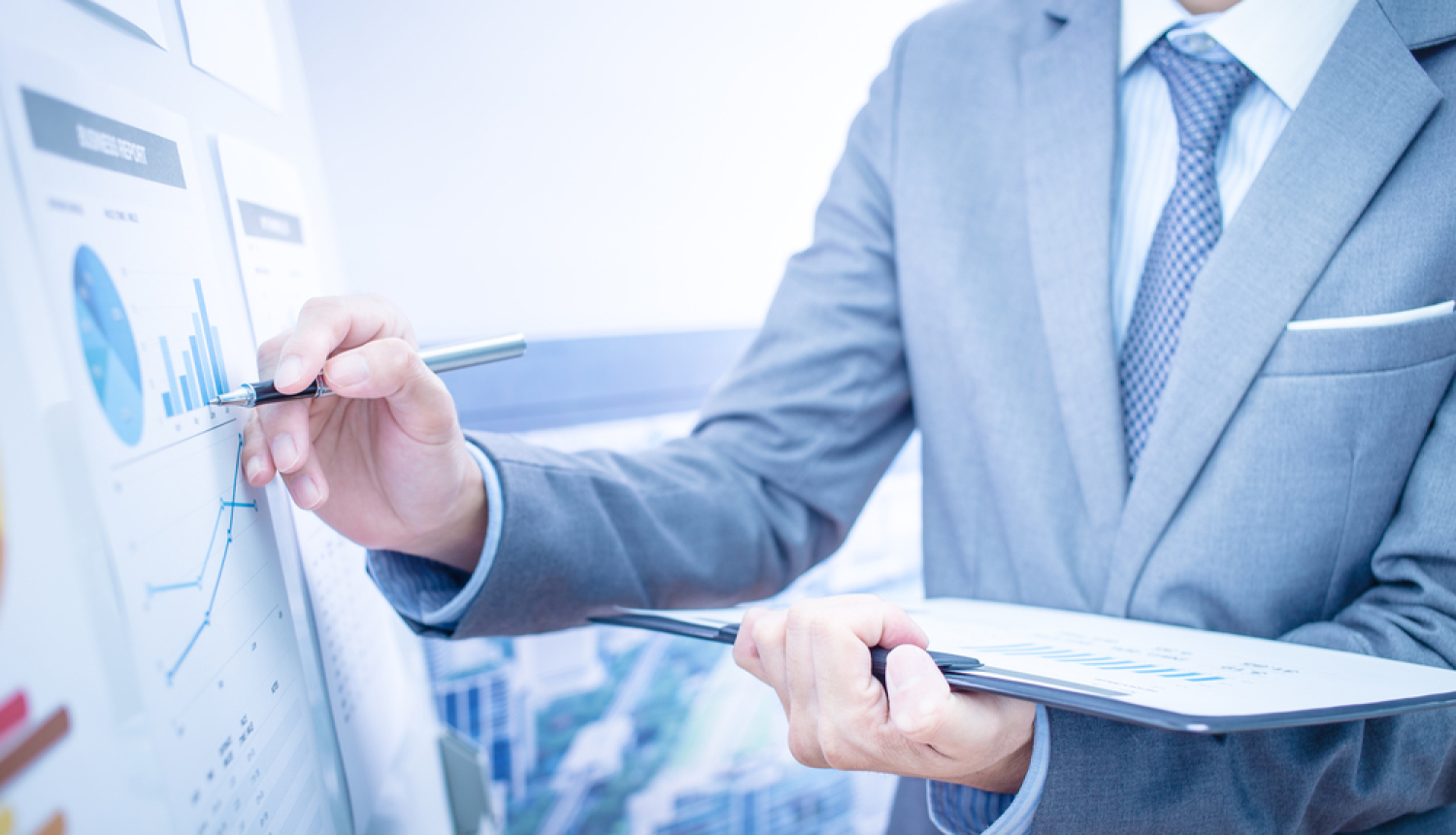 Vīrietis veido grafiku.