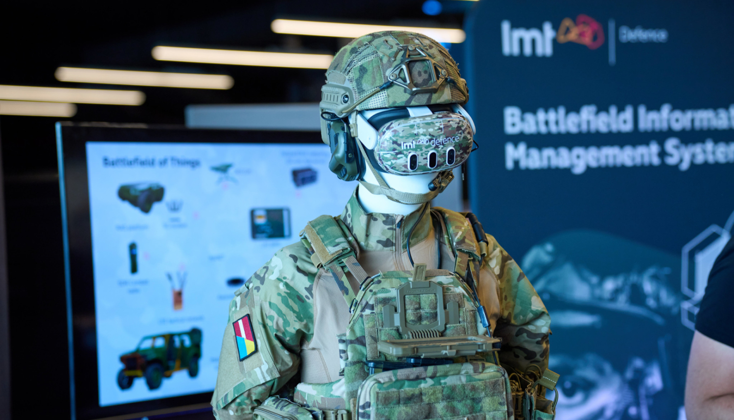 Karavīra uniforma ar papildinātās realitātes brillēm